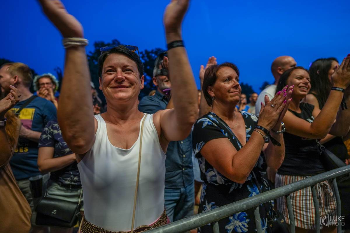 Glorchestra se rozezněla ve Slavkově, v zámeckém parku si se symfoniky tykali Tata Bojs, Vladimir 518, Katarzia i Bratři