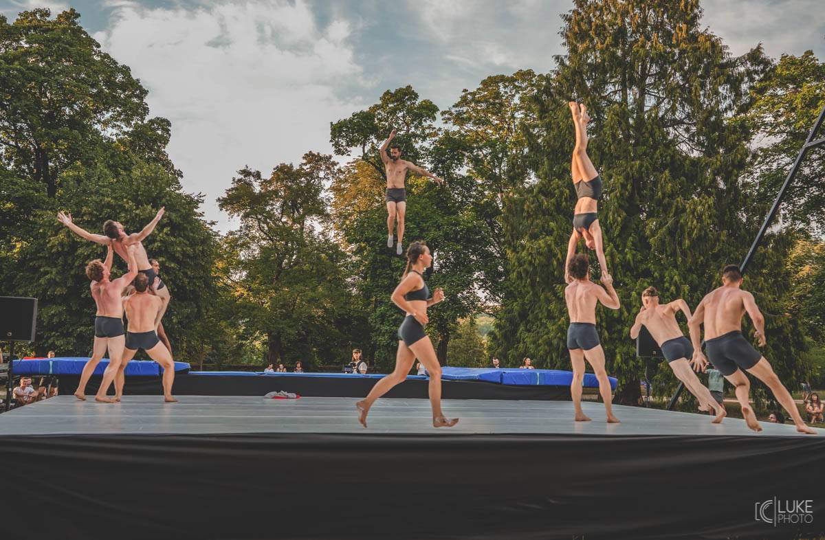 Glorchestra se rozezněla ve Slavkově, v zámeckém parku si se symfoniky tykali Tata Bojs, Vladimir 518, Katarzia i Bratři