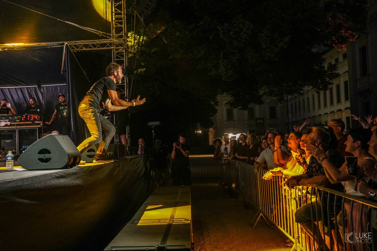 Glorchestra se rozezněla ve Slavkově, v zámeckém parku si se symfoniky tykali Tata Bojs, Vladimir 518, Katarzia i Bratři