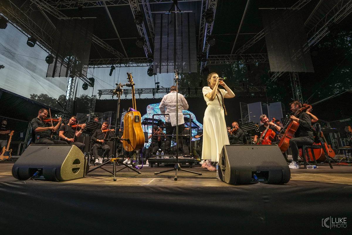 Glorchestra se rozezněla ve Slavkově, v zámeckém parku si se symfoniky tykali Tata Bojs, Vladimir 518, Katarzia i Bratři