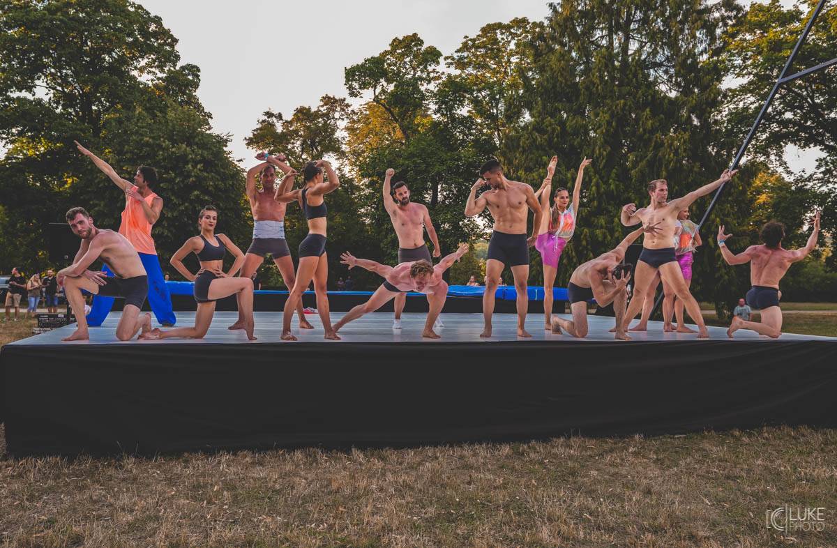 Glorchestra se rozezněla ve Slavkově, v zámeckém parku si se symfoniky tykali Tata Bojs, Vladimir 518, Katarzia i Bratři