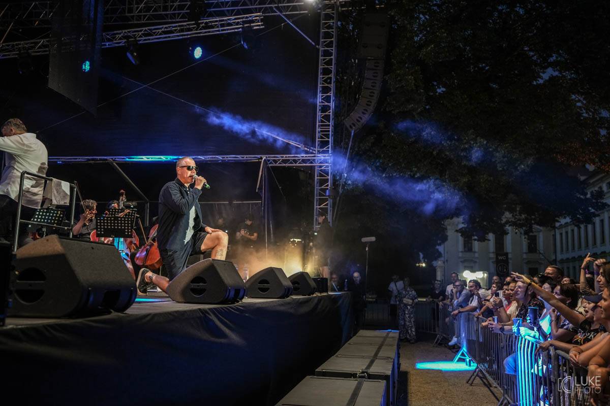 Glorchestra se rozezněla ve Slavkově, v zámeckém parku si se symfoniky tykali Tata Bojs, Vladimir 518, Katarzia i Bratři