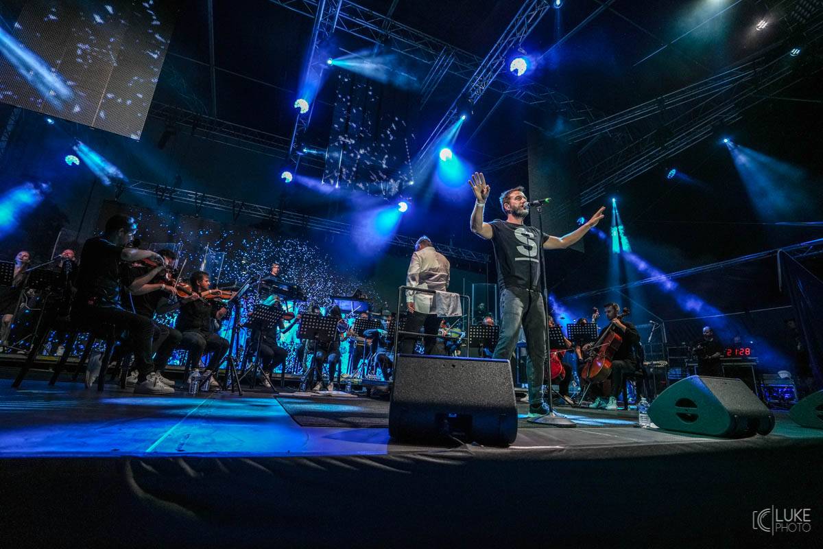 Glorchestra se rozezněla ve Slavkově, v zámeckém parku si se symfoniky tykali Tata Bojs, Vladimir 518, Katarzia i Bratři