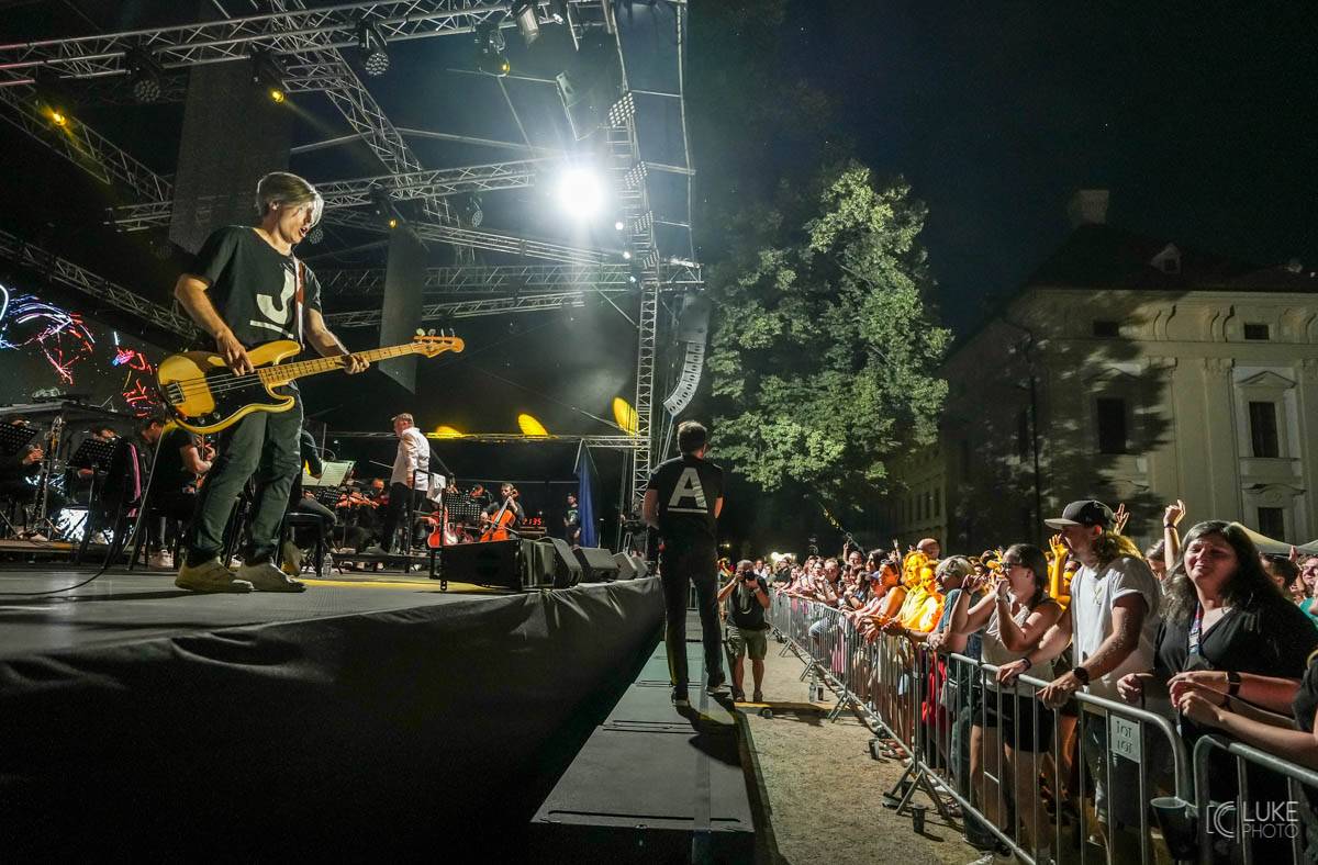 Glorchestra se rozezněla ve Slavkově, v zámeckém parku si se symfoniky tykali Tata Bojs, Vladimir 518, Katarzia i Bratři
