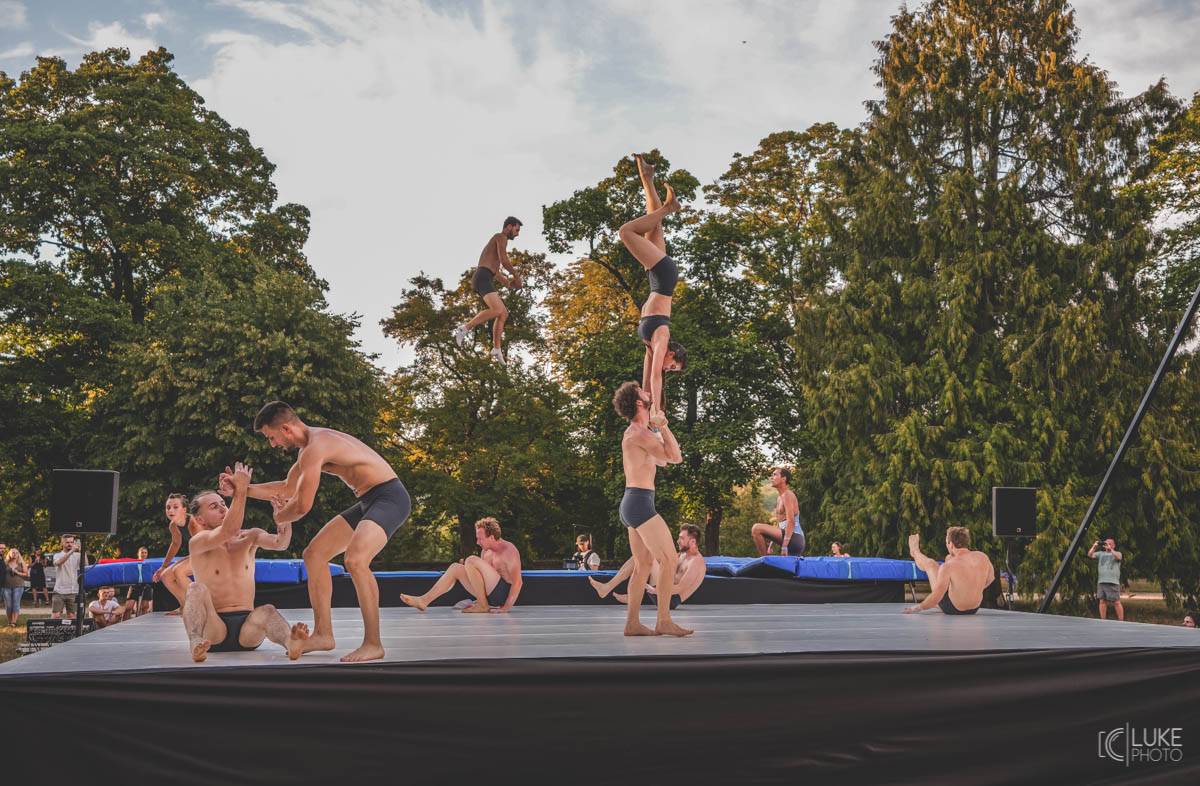 Glorchestra se rozezněla ve Slavkově, v zámeckém parku si se symfoniky tykali Tata Bojs, Vladimir 518, Katarzia i Bratři