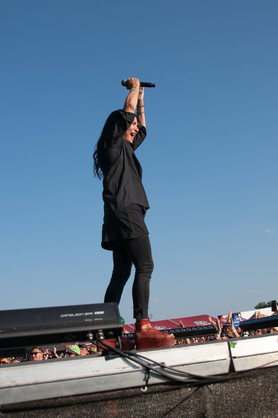 Pod Kunětickou horou panovalo pekelné horko. První den Hrady CZ zazpívali Mig 21, Anna K i Mirai