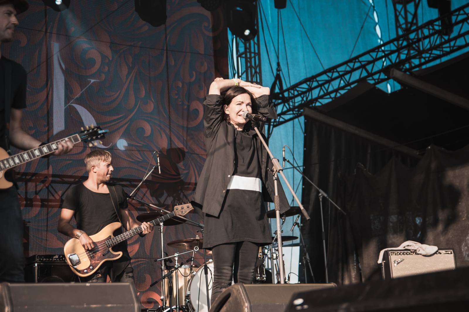 Pod Kunětickou horou panovalo pekelné horko. První den Hrady CZ zazpívali Mig 21, Anna K i Mirai