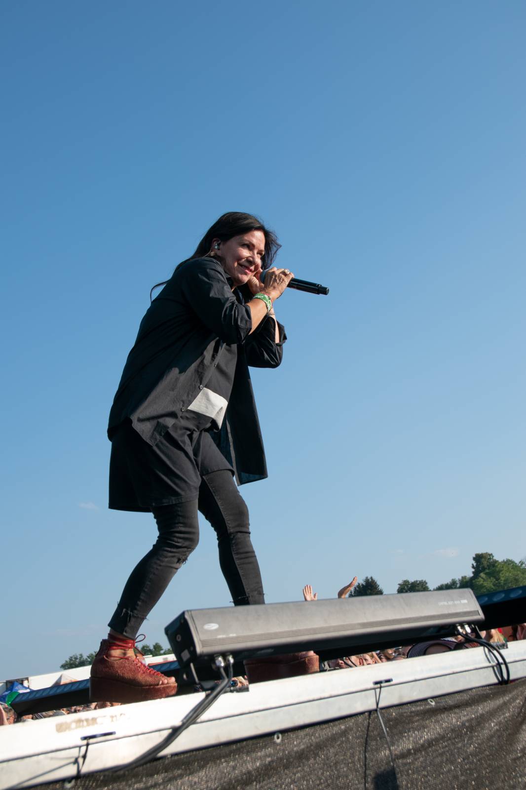 Pod Kunětickou horou panovalo pekelné horko. První den Hrady CZ zazpívali Mig 21, Anna K i Mirai