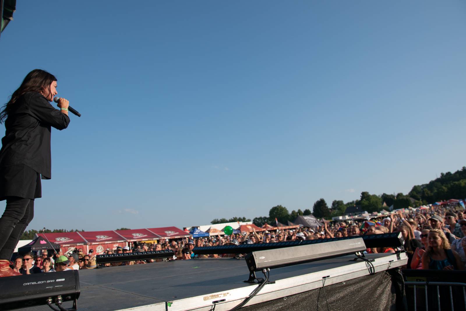 Pod Kunětickou horou panovalo pekelné horko. První den Hrady CZ zazpívali Mig 21, Anna K i Mirai