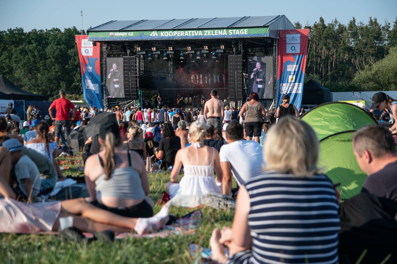 Pod Kunětickou horou panovalo pekelné horko. První den Hrady CZ zazpívali Mig 21, Anna K i Mirai