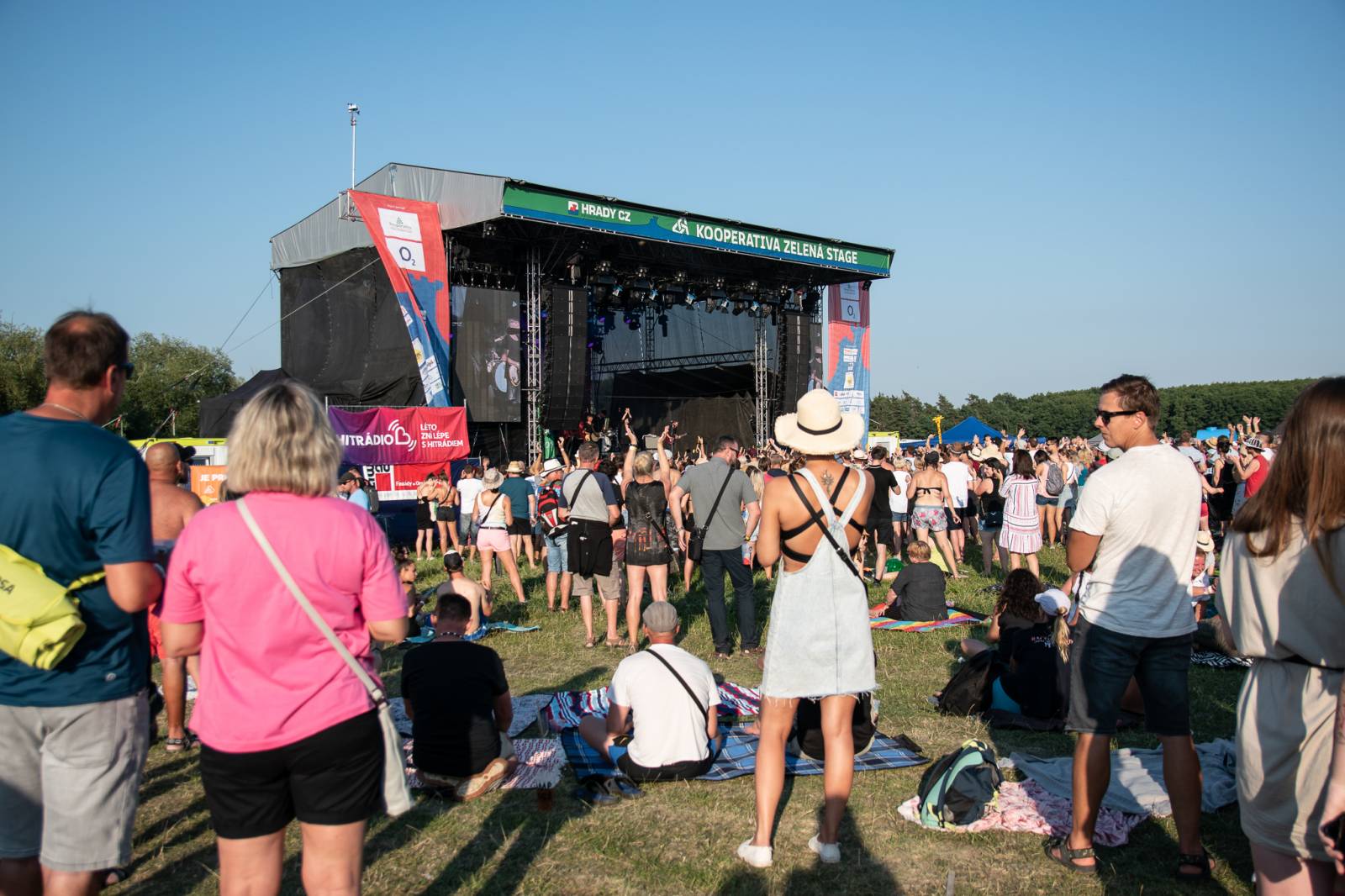 Pod Kunětickou horou panovalo pekelné horko. První den Hrady CZ zazpívali Mig 21, Anna K i Mirai