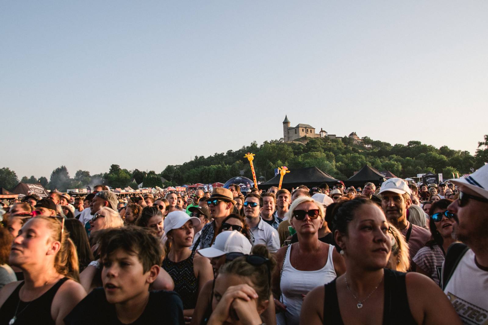 Pod Kunětickou horou panovalo pekelné horko. První den Hrady CZ zazpívali Mig 21, Anna K i Mirai