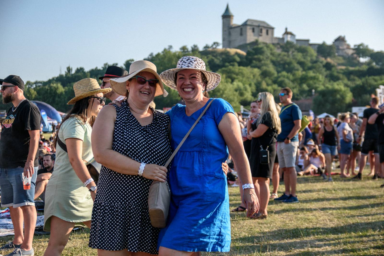 Pod Kunětickou horou panovalo pekelné horko. První den Hrady CZ zazpívali Mig 21, Anna K i Mirai