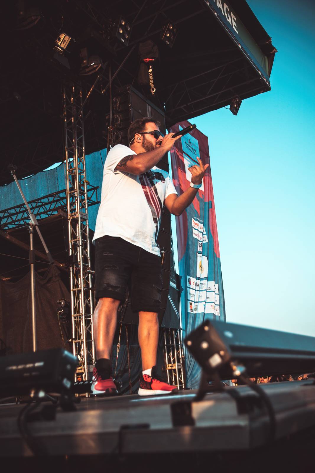 Pod Kunětickou horou panovalo pekelné horko. První den Hrady CZ zazpívali Mig 21, Anna K i Mirai