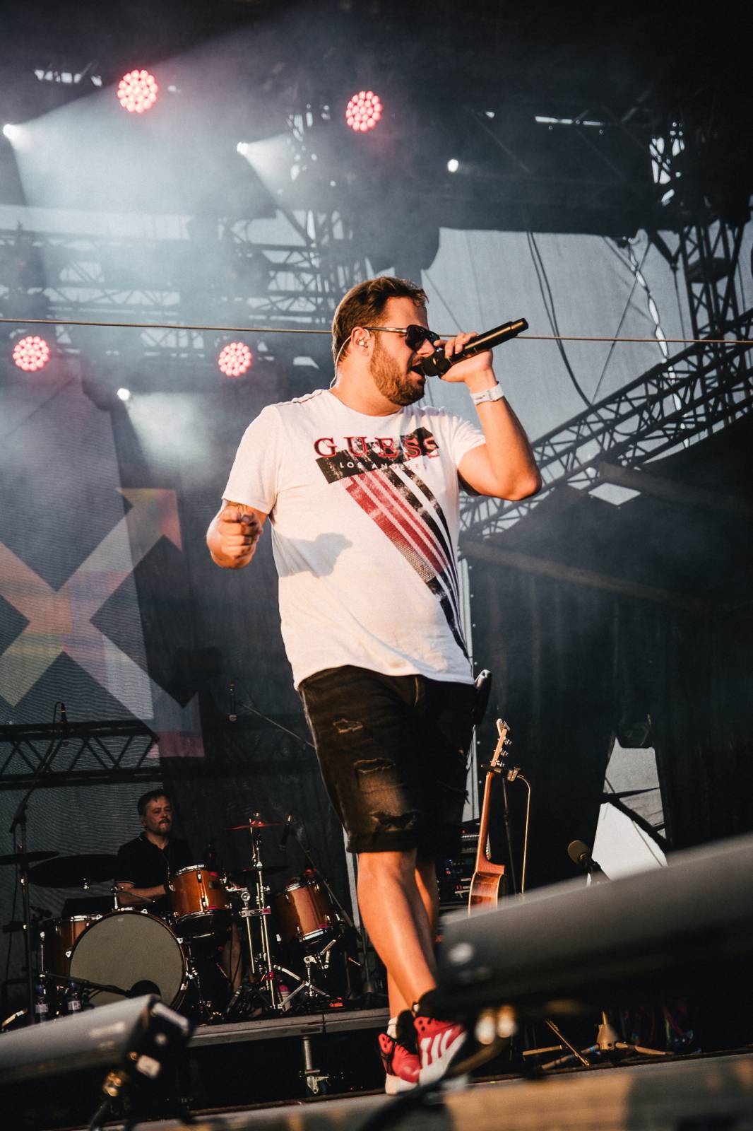 Pod Kunětickou horou panovalo pekelné horko. První den Hrady CZ zazpívali Mig 21, Anna K i Mirai