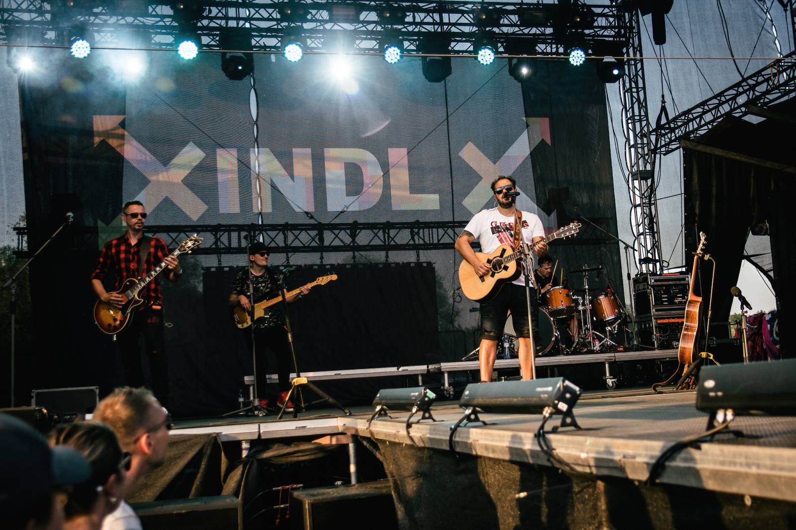 Pod Kunětickou horou panovalo pekelné horko. První den Hrady CZ zazpívali Mig 21, Anna K i Mirai