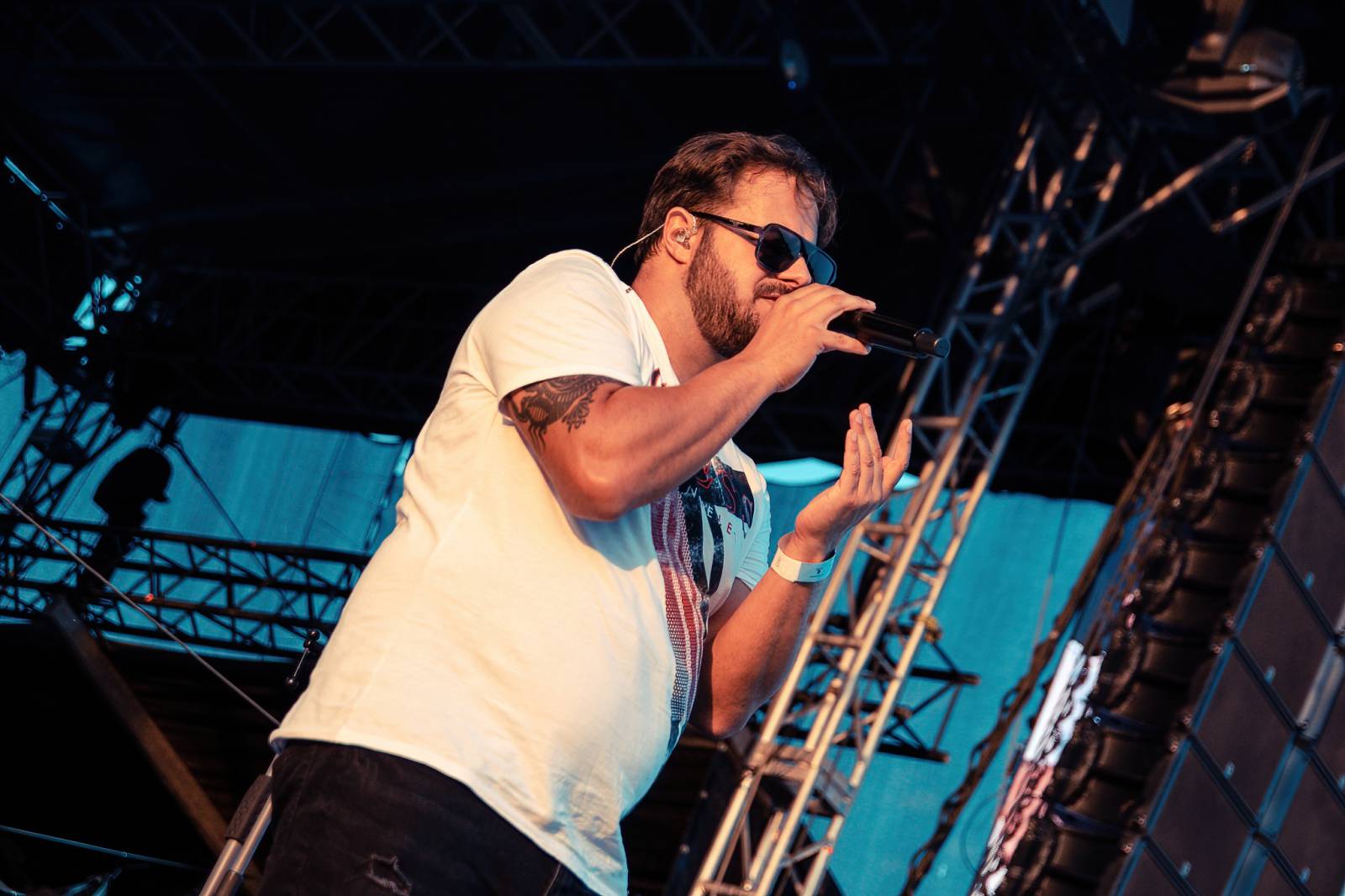 Pod Kunětickou horou panovalo pekelné horko. První den Hrady CZ zazpívali Mig 21, Anna K i Mirai