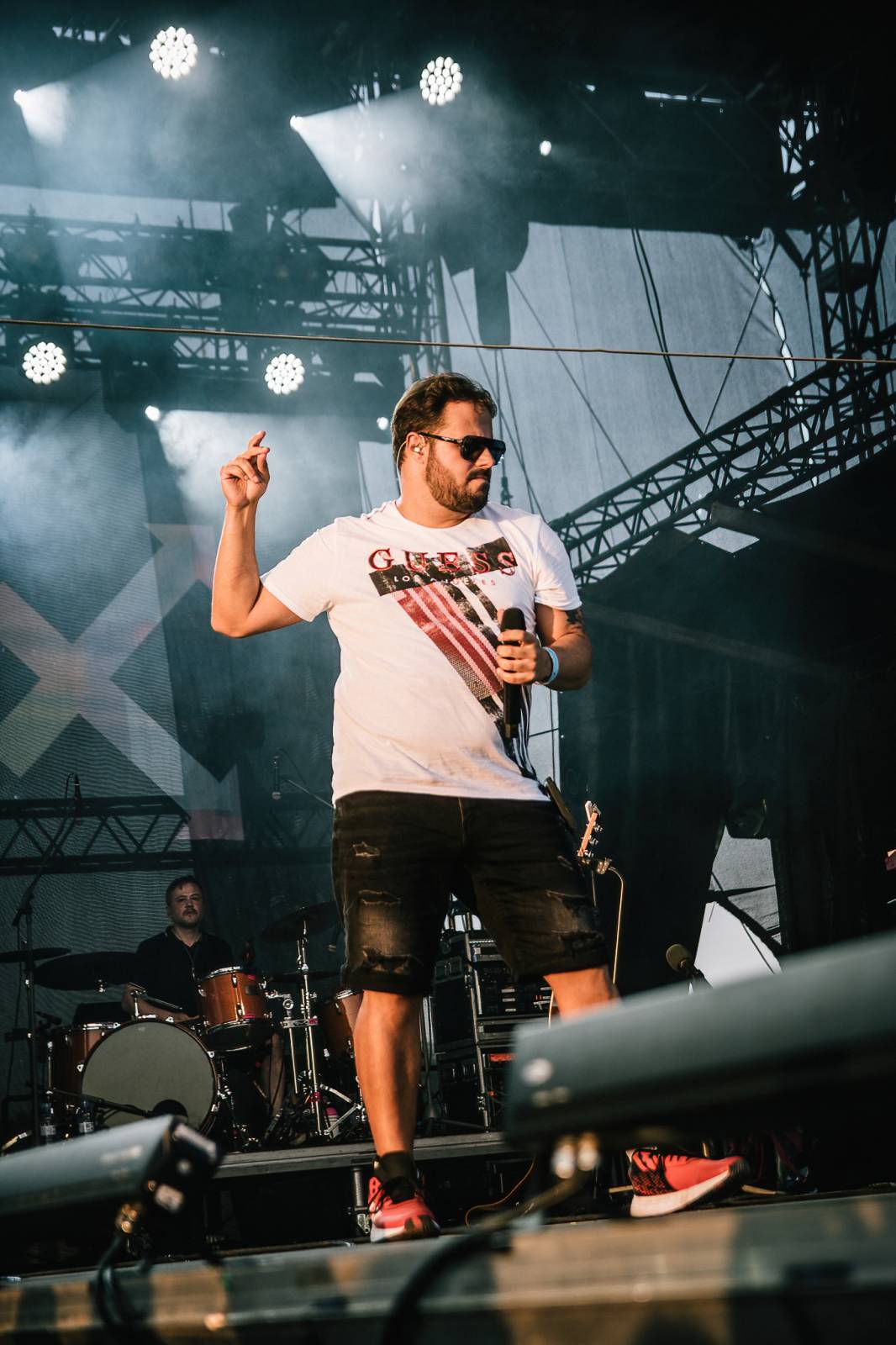 Pod Kunětickou horou panovalo pekelné horko. První den Hrady CZ zazpívali Mig 21, Anna K i Mirai