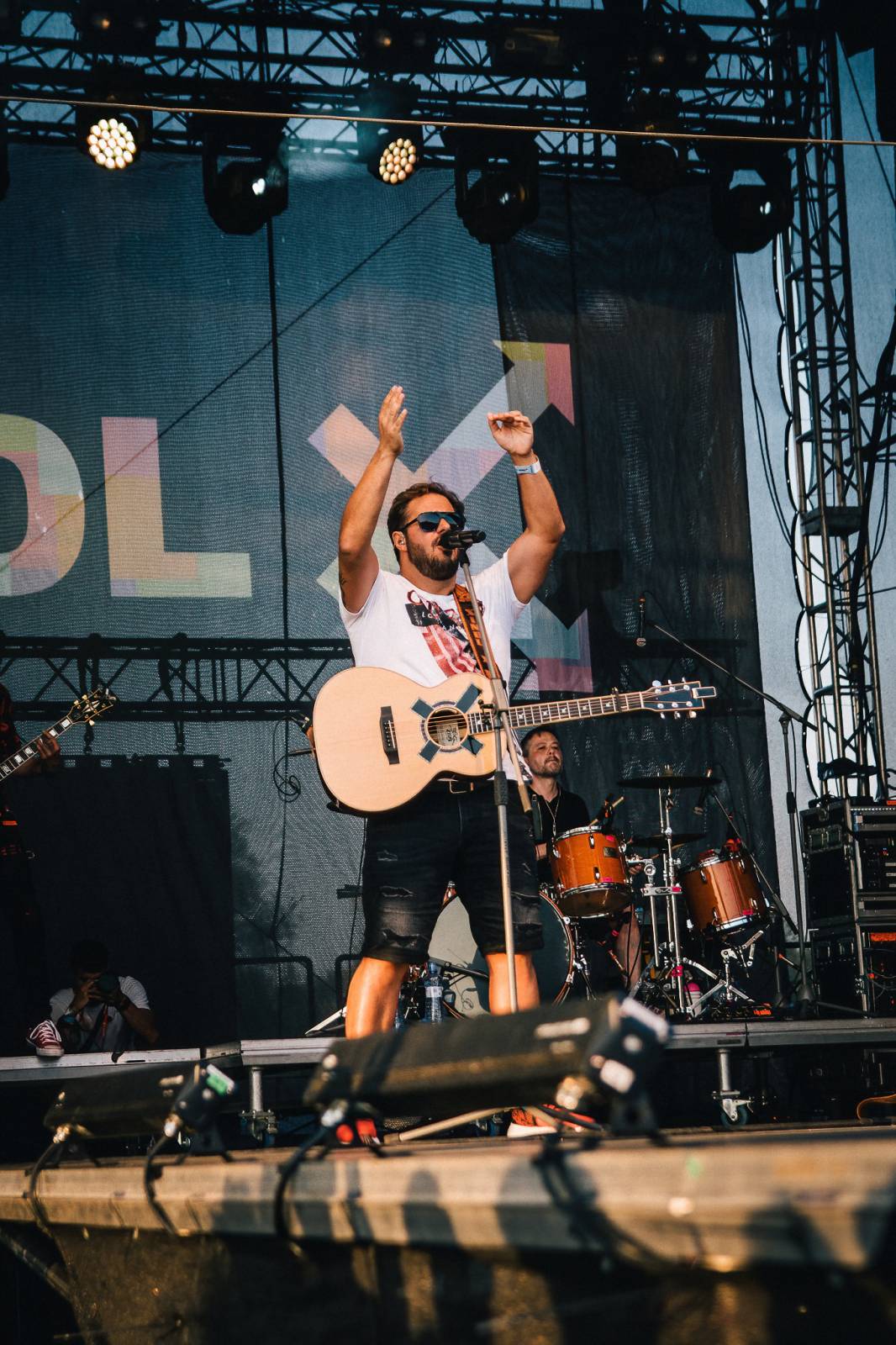 Pod Kunětickou horou panovalo pekelné horko. První den Hrady CZ zazpívali Mig 21, Anna K i Mirai