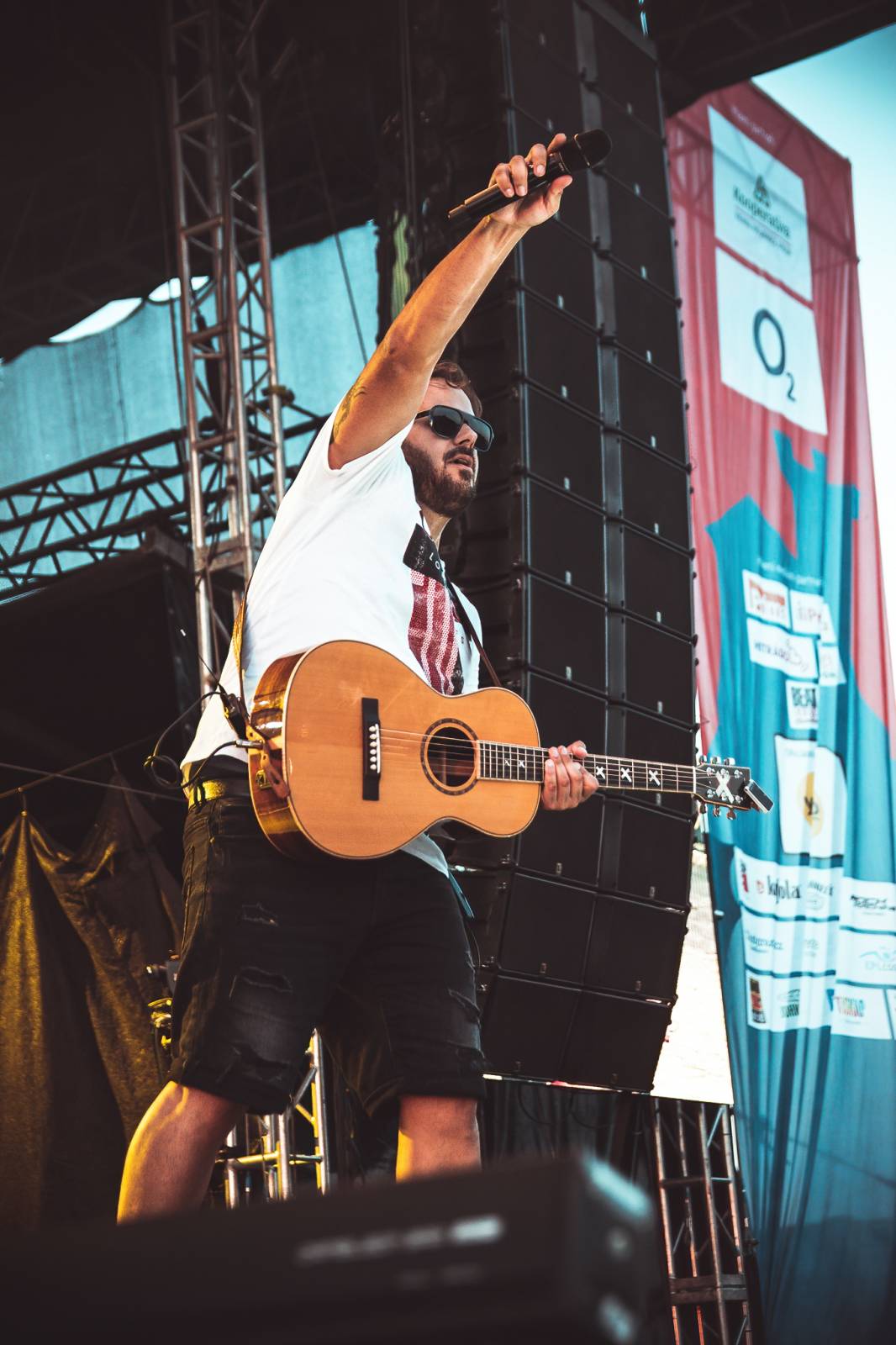 Pod Kunětickou horou panovalo pekelné horko. První den Hrady CZ zazpívali Mig 21, Anna K i Mirai