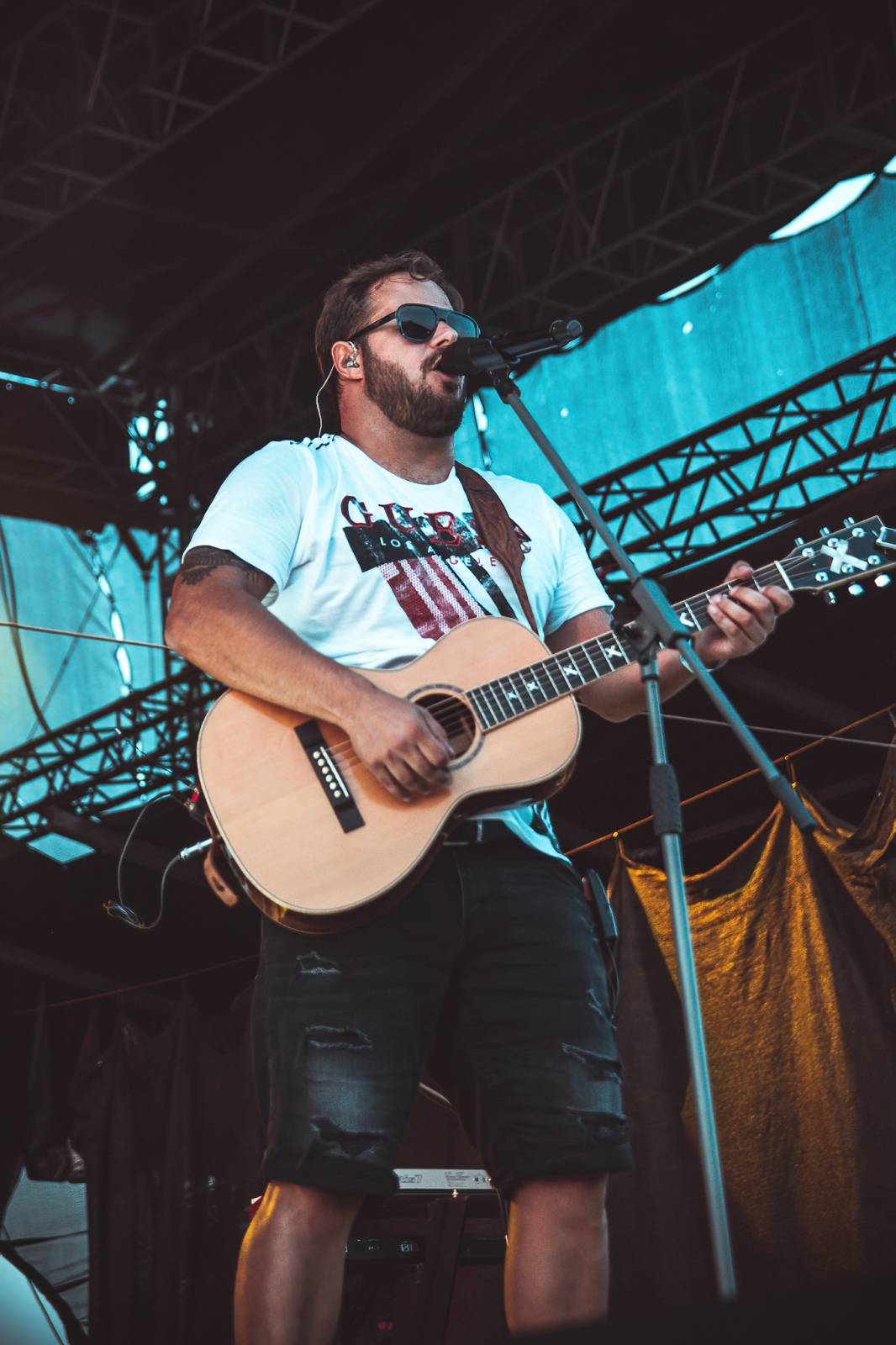 Pod Kunětickou horou panovalo pekelné horko. První den Hrady CZ zazpívali Mig 21, Anna K i Mirai