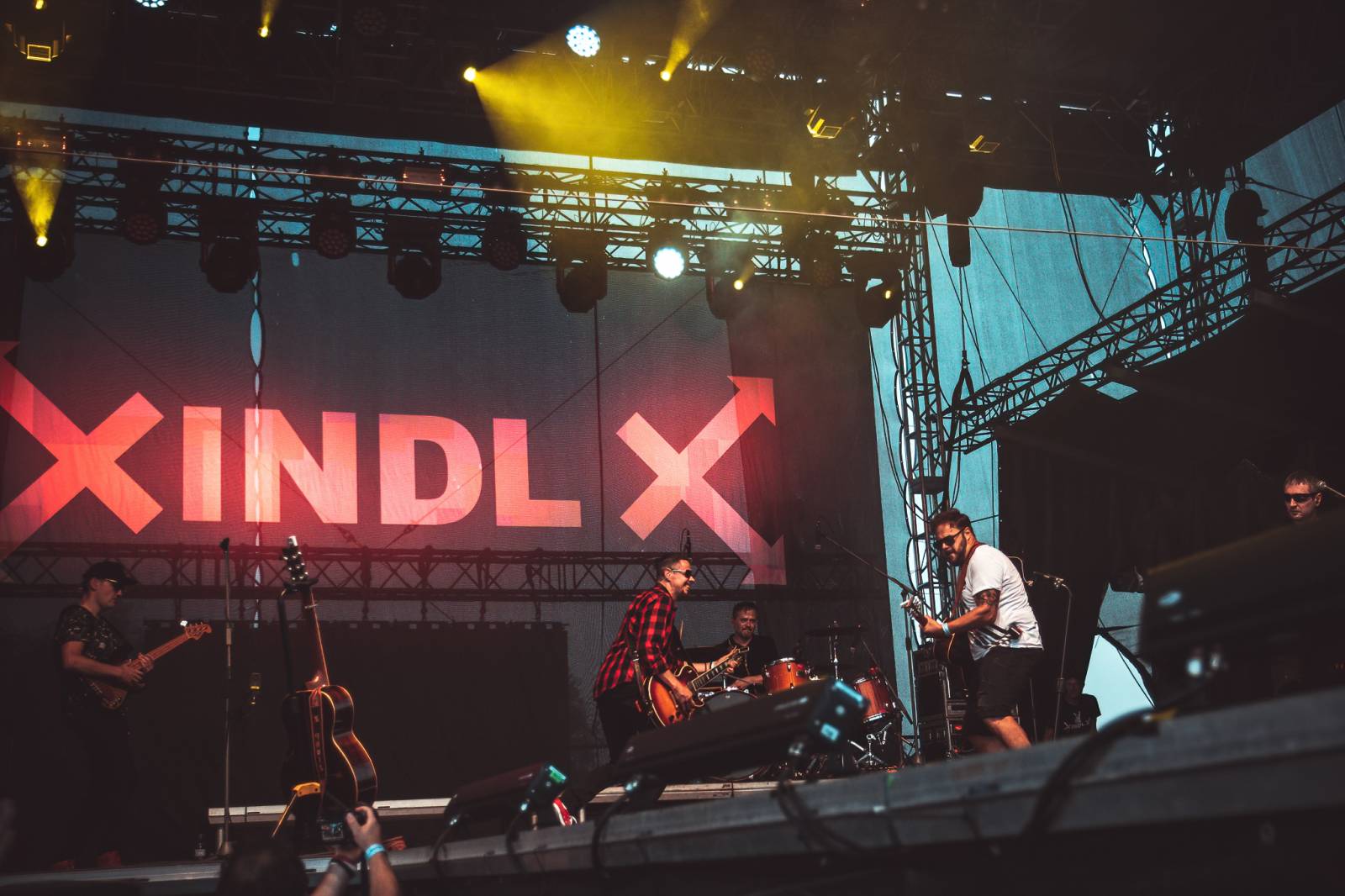 Pod Kunětickou horou panovalo pekelné horko. První den Hrady CZ zazpívali Mig 21, Anna K i Mirai