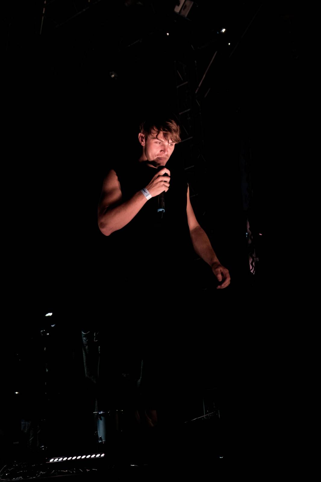 Pod Kunětickou horou panovalo pekelné horko. První den Hrady CZ zazpívali Mig 21, Anna K i Mirai