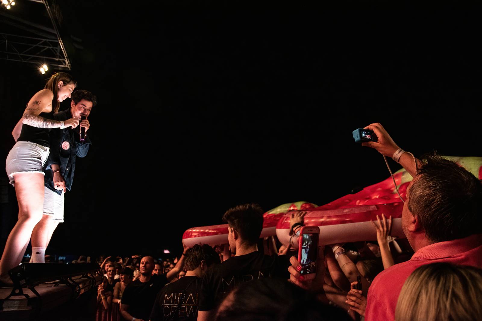 Pod Kunětickou horou panovalo pekelné horko. První den Hrady CZ zazpívali Mig 21, Anna K i Mirai