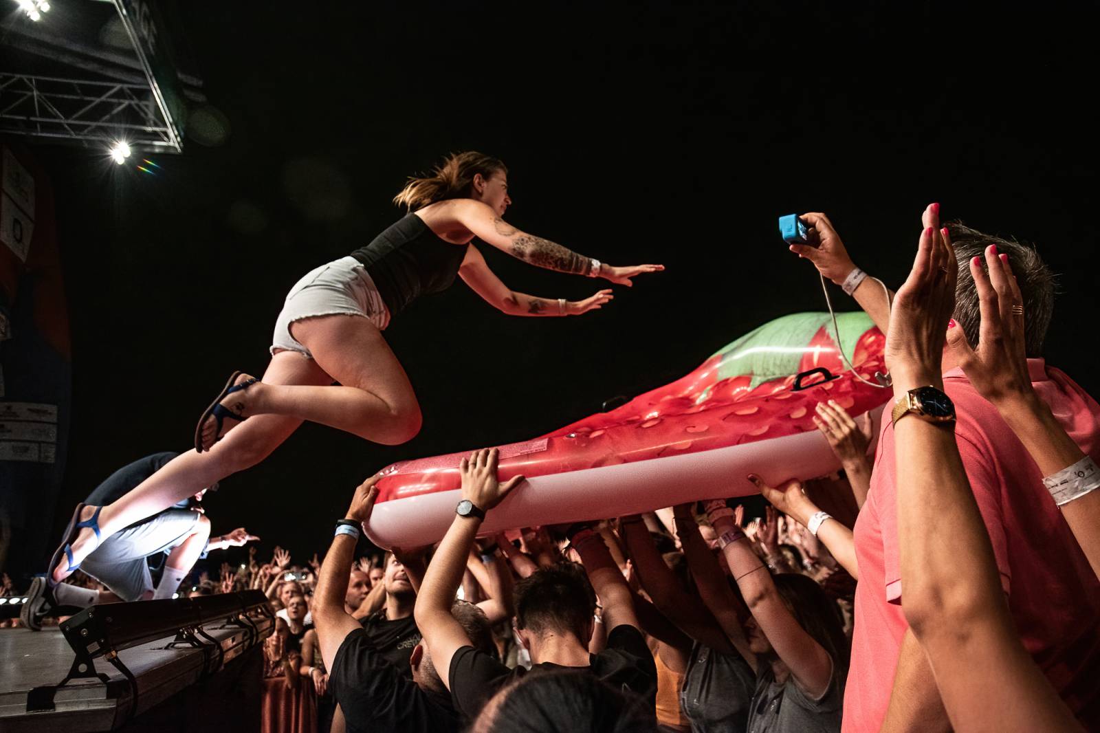 Pod Kunětickou horou panovalo pekelné horko. První den Hrady CZ zazpívali Mig 21, Anna K i Mirai