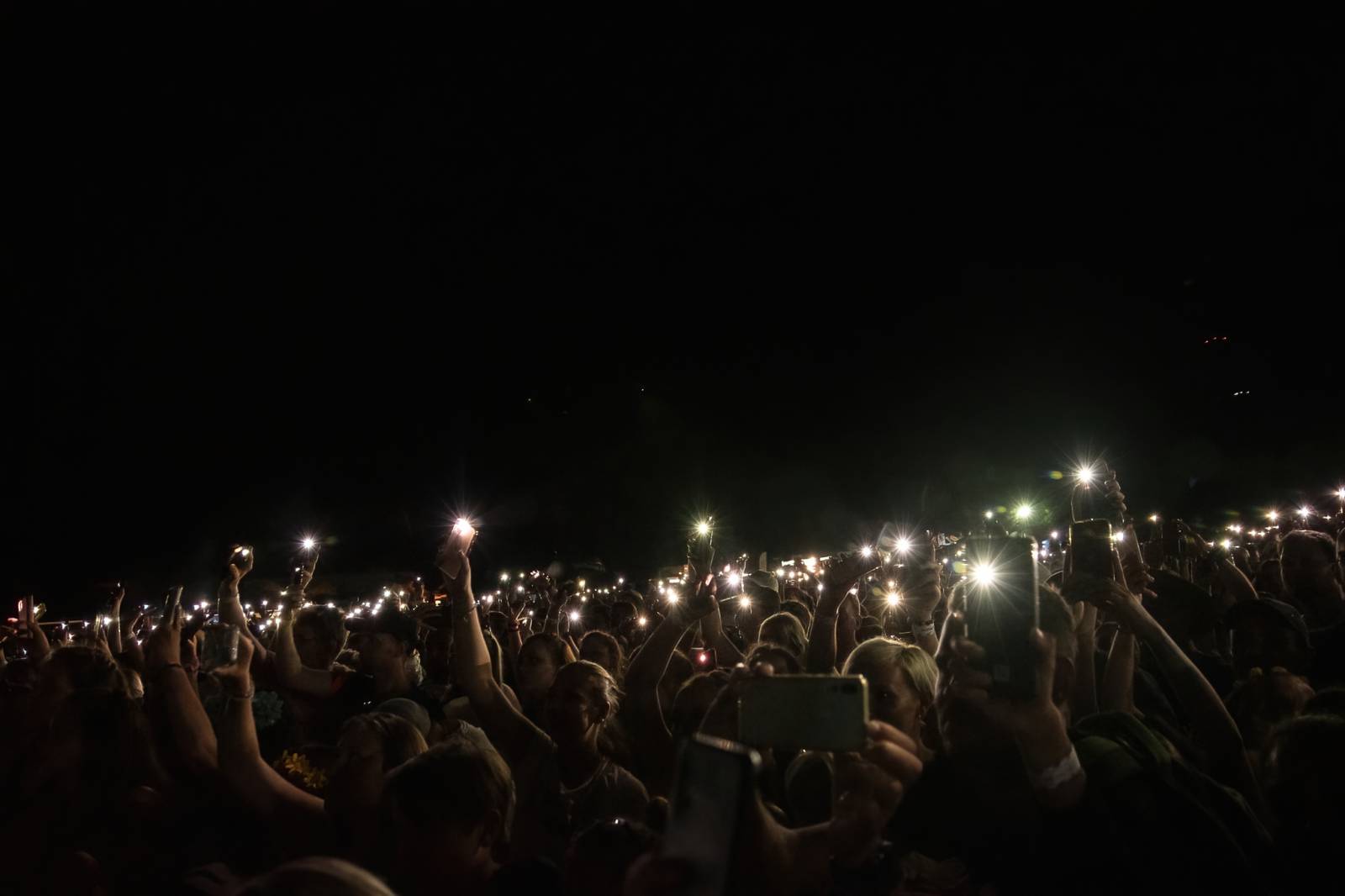 Pod Kunětickou horou panovalo pekelné horko. První den Hrady CZ zazpívali Mig 21, Anna K i Mirai