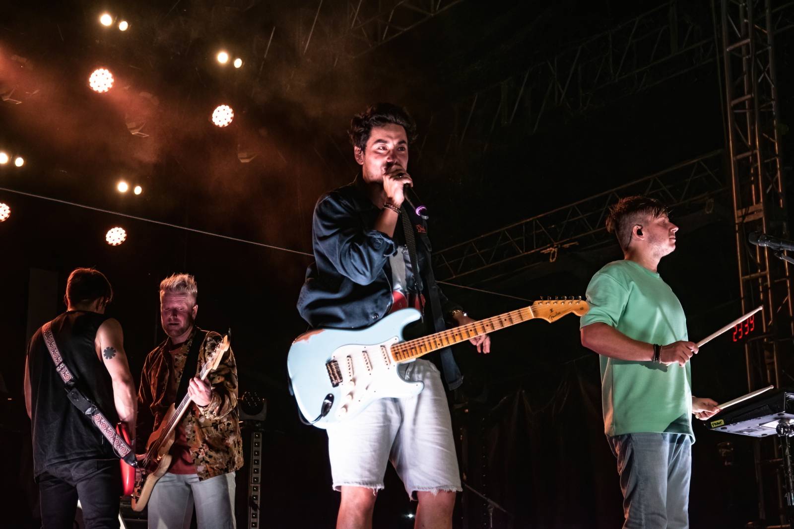 Pod Kunětickou horou panovalo pekelné horko. První den Hrady CZ zazpívali Mig 21, Anna K i Mirai