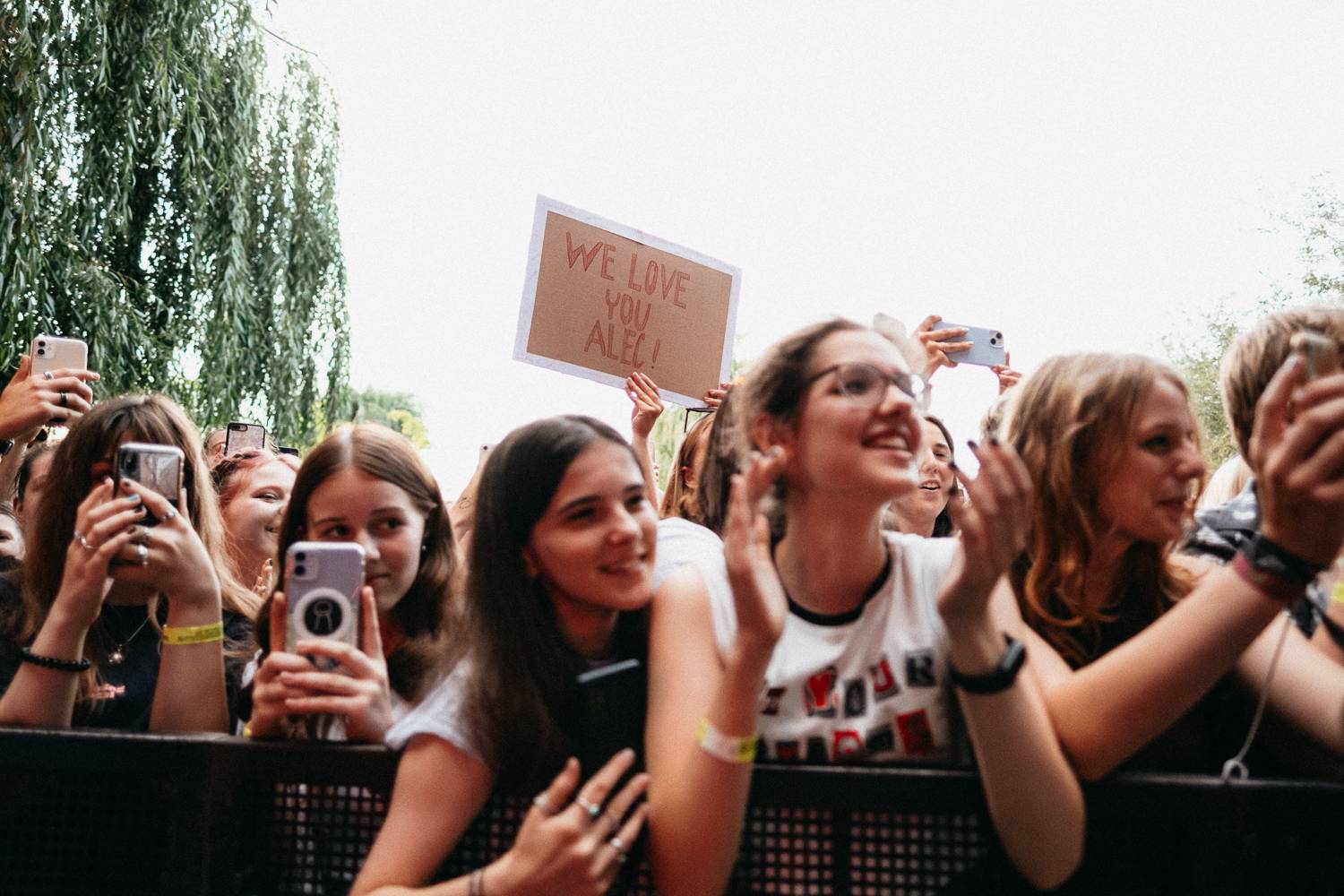 Alec Benjamin se v Praze cítil jako doma a flirtoval s fanynkami