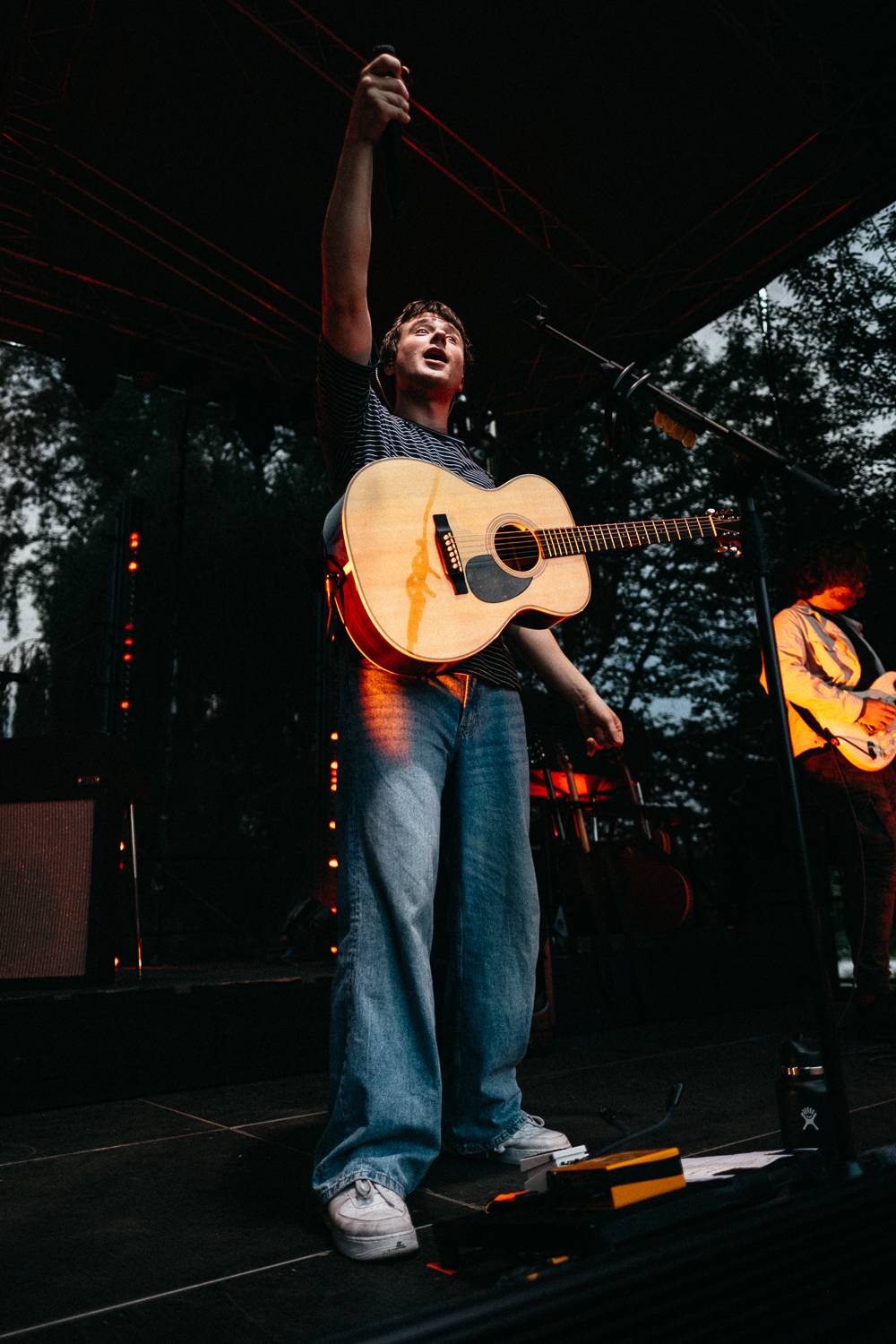 Alec Benjamin se v Praze cítil jako doma a flirtoval s fanynkami