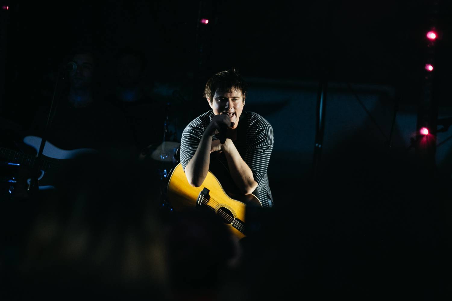 Alec Benjamin se v Praze cítil jako doma a flirtoval s fanynkami