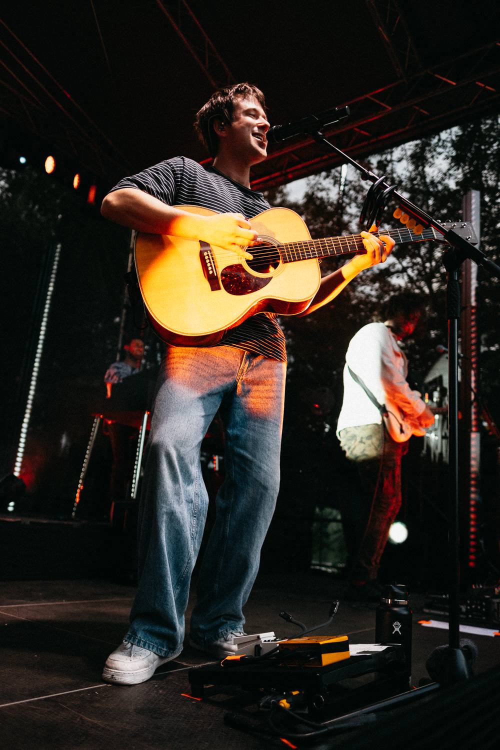 Alec Benjamin se v Praze cítil jako doma a flirtoval s fanynkami