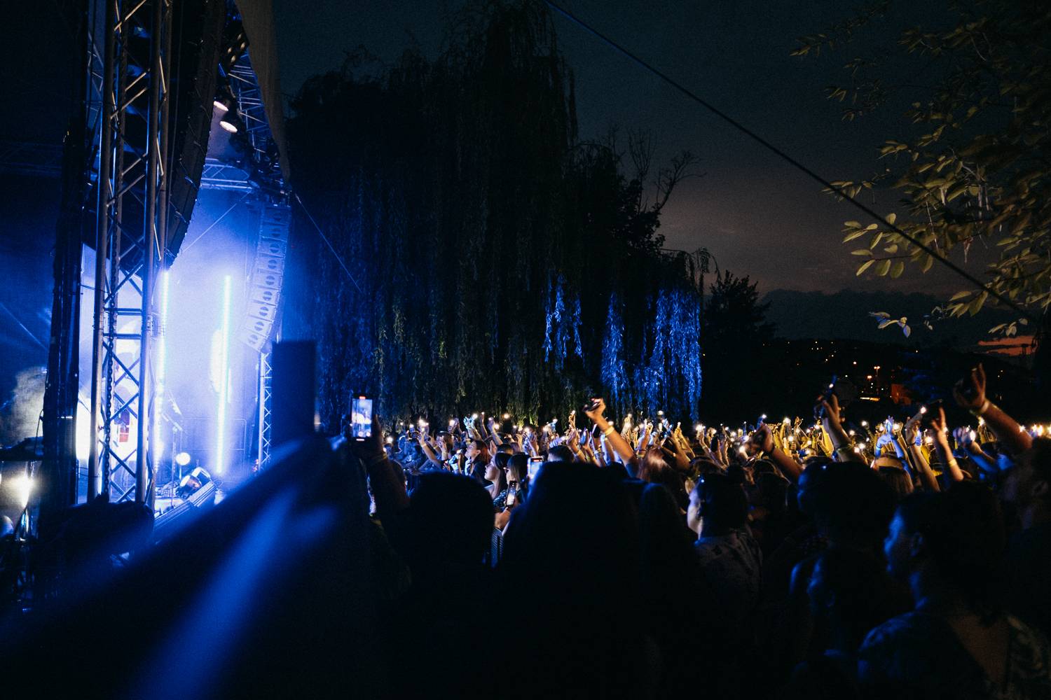 Alec Benjamin se v Praze cítil jako doma a flirtoval s fanynkami