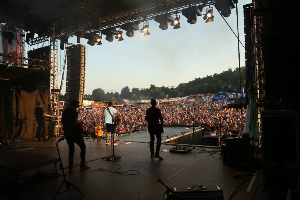 Kunětickou horu rozezpívali Tomáš Klus, Xindl X, Mirai i Mig 21