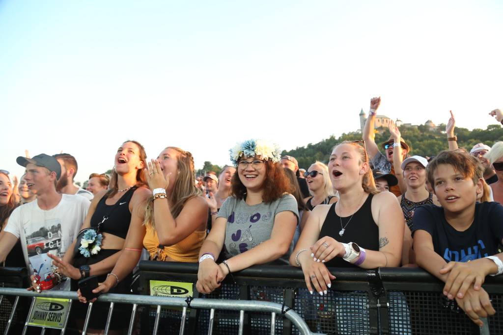 Kunětickou horu rozezpívali Tomáš Klus, Xindl X, Mirai i Mig 21