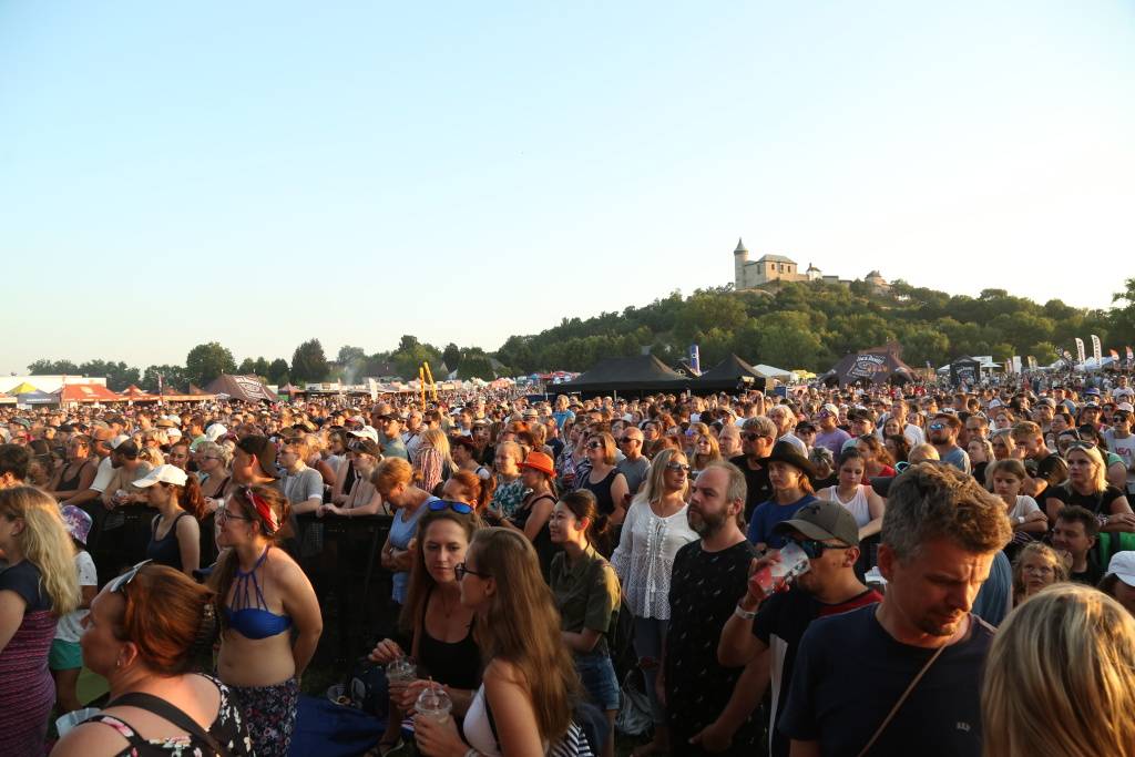 Kunětickou horu rozezpívali Tomáš Klus, Xindl X, Mirai i Mig 21