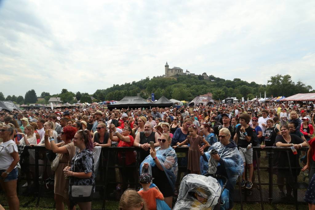 Kunětickou horu rozezpívali Tomáš Klus, Xindl X, Mirai i Mig 21