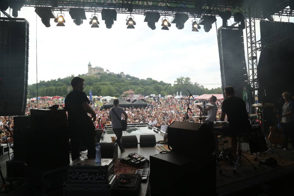 Kunětickou horu rozezpívali Tomáš Klus, Xindl X, Mirai i Mig 21