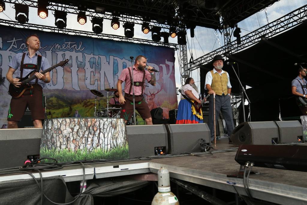 Kunětickou horu rozezpívali Tomáš Klus, Xindl X, Mirai i Mig 21