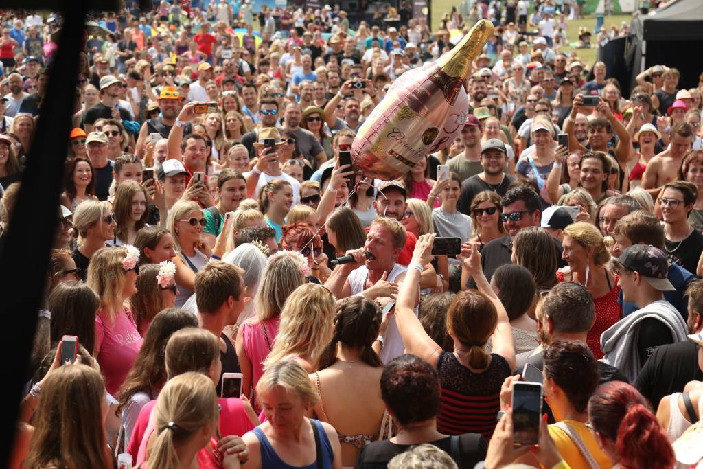 Kunětickou horu rozezpívali Tomáš Klus, Xindl X, Mirai i Mig 21