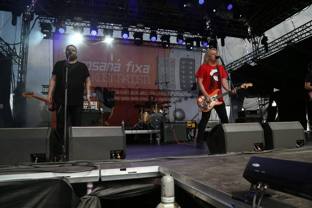 Kunětickou horu rozezpívali Tomáš Klus, Xindl X, Mirai i Mig 21