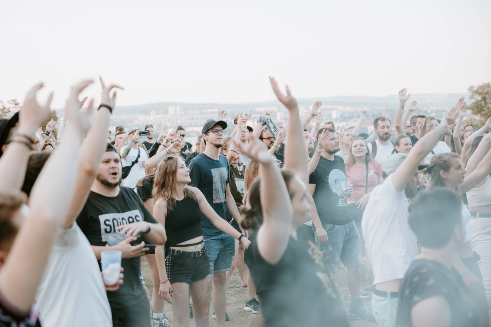 John Wolfhooker a Denoi zahráli na Špilberku, moshpitovalo se celý koncert