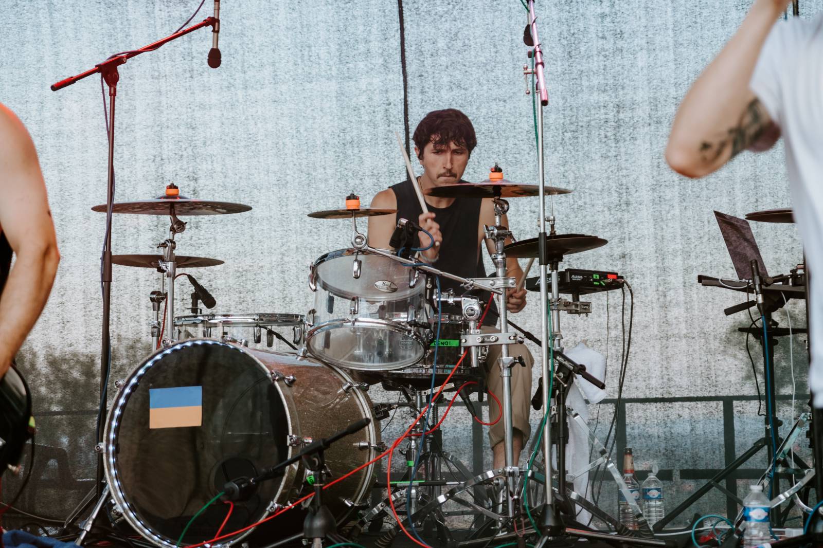 John Wolfhooker a Denoi zahráli na Špilberku, moshpitovalo se celý koncert