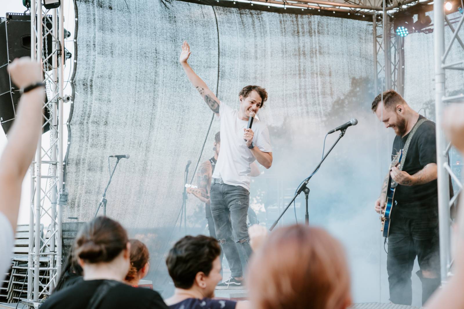 John Wolfhooker a Denoi zahráli na Špilberku, moshpitovalo se celý koncert