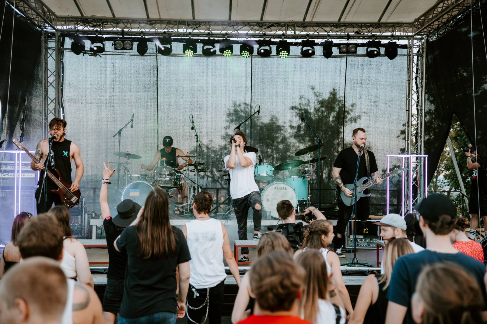 John Wolfhooker a Denoi zahráli na Špilberku, moshpitovalo se celý koncert