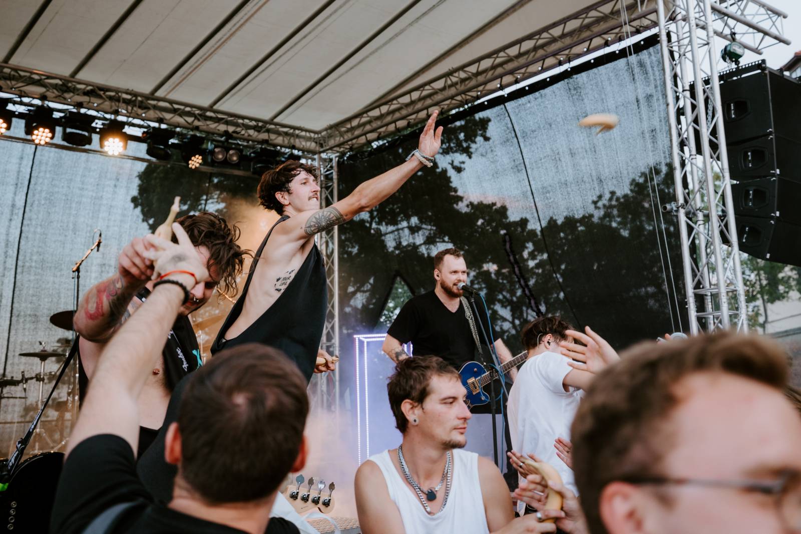 John Wolfhooker a Denoi zahráli na Špilberku, moshpitovalo se celý koncert