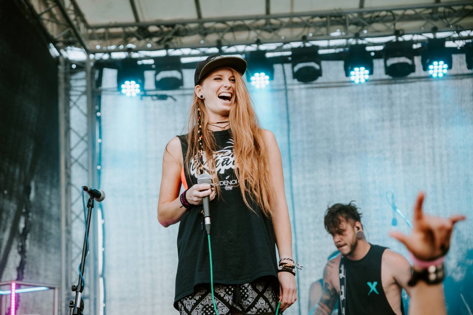 John Wolfhooker a Denoi zahráli na Špilberku, moshpitovalo se celý koncert